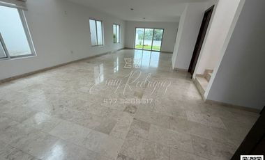 CASA EN RENTA EN LA MARINA. León,Gto; VISTA A LA PRESA, JARDÍN AMPLIO, 3 REC. CON BAÑO, CLUB CON ALBERCA