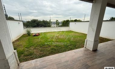 CASA EN RENTA EN LA MARINA. León,Gto; VISTA A LA PRESA, JARDÍN AMPLIO, 3 REC. CON BAÑO, CLUB CON ALBERCA