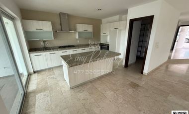 CASA EN RENTA EN LA MARINA. León,Gto; VISTA A LA PRESA, JARDÍN AMPLIO, 3 REC. CON BAÑO, CLUB CON ALBERCA