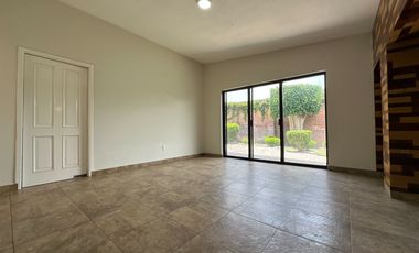 Casa remodelada de 1 piso en Villas del Mesón