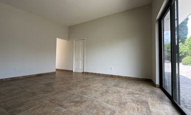 Casa remodelada de 1 piso en Villas del Mesón