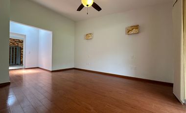 Casa remodelada de 1 piso en Villas del Mesón