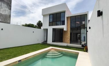 Se vende preciosa casa, sola, nueva,  de 3 recámaras con alberca, en el Fraccionamiento Las Fincas, en Jiutepec, Mor.