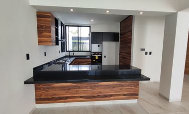 Se vende preciosa casa, sola, nueva,  de 3 recámaras con alberca, en el Fraccionamiento Las Fincas, en Jiutepec, Mor.