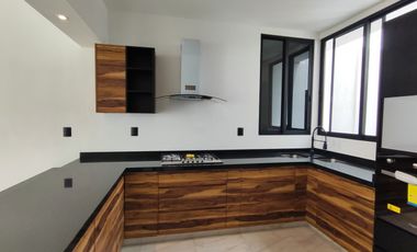 Se vende preciosa casa, sola, nueva,  de 3 recámaras con alberca, en el Fraccionamiento Las Fincas, en Jiutepec, Mor.