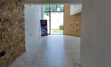 Se vende preciosa casa, sola, nueva,  de 3 recámaras con alberca, en el Fraccionamiento Las Fincas, en Jiutepec, Mor.