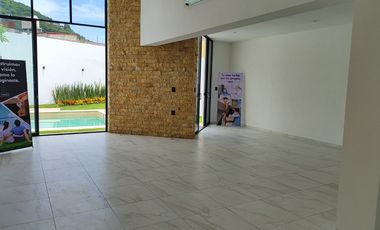 Se vende preciosa casa, sola, nueva,  de 3 recámaras con alberca, en el Fraccionamiento Las Fincas, en Jiutepec, Mor.