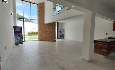 Se vende preciosa casa, sola, nueva,  de 3 recámaras con alberca, en el Fraccionamiento Las Fincas, en Jiutepec, Mor.