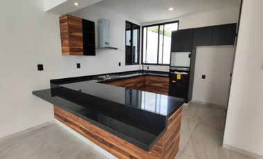 Se vende preciosa casa, sola, nueva,  de 3 recámaras con alberca, en el Fraccionamiento Las Fincas, en Jiutepec, Mor.