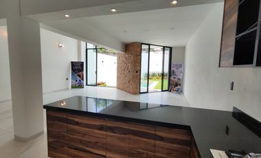 Se vende preciosa casa, sola, nueva,  de 3 recámaras con alberca, en el Fraccionamiento Las Fincas, en Jiutepec, Mor.