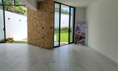 Se vende preciosa casa, sola, nueva,  de 3 recámaras con alberca, en el Fraccionamiento Las Fincas, en Jiutepec, Mor.