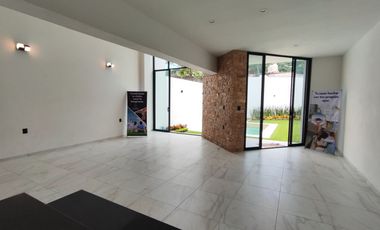 Se vende preciosa casa, sola, nueva,  de 3 recámaras con alberca, en el Fraccionamiento Las Fincas, en Jiutepec, Mor.