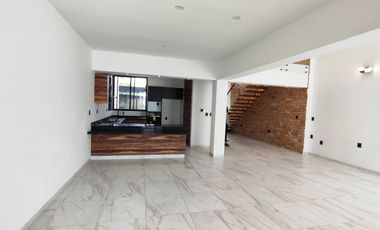 Se vende preciosa casa, sola, nueva,  de 3 recámaras con alberca, en el Fraccionamiento Las Fincas, en Jiutepec, Mor.