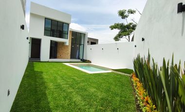 Se vende preciosa casa, sola, nueva,  de 3 recámaras con alberca, en el Fraccionamiento Las Fincas, en Jiutepec, Mor.