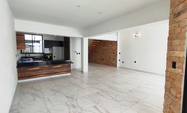 Se vende preciosa casa, sola, nueva,  de 3 recámaras con alberca, en el Fraccionamiento Las Fincas, en Jiutepec, Mor.