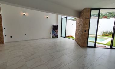 Se vende preciosa casa, sola, nueva,  de 3 recámaras con alberca, en el Fraccionamiento Las Fincas, en Jiutepec, Mor.