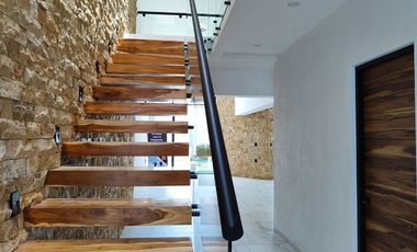 Se vende preciosa casa, sola, nueva,  de 3 recámaras con alberca, en el Fraccionamiento Las Fincas, en Jiutepec, Mor.