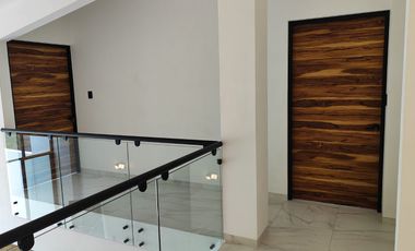 Se vende preciosa casa, sola, nueva,  de 3 recámaras con alberca, en el Fraccionamiento Las Fincas, en Jiutepec, Mor.