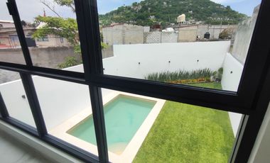 Se vende preciosa casa, sola, nueva,  de 3 recámaras con alberca, en el Fraccionamiento Las Fincas, en Jiutepec, Mor.