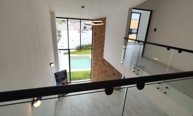 Se vende preciosa casa, sola, nueva,  de 3 recámaras con alberca, en el Fraccionamiento Las Fincas, en Jiutepec, Mor.