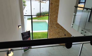 Se vende preciosa casa, sola, nueva,  de 3 recámaras con alberca, en el Fraccionamiento Las Fincas, en Jiutepec, Mor.