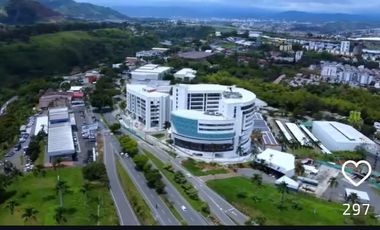 VENDO HERMOSO CONSULTORIO EN CLINICA CENTRAL DEL EJE