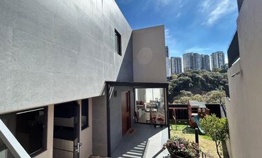 CASA EN VENTA Y/O EN RENTA MODERNA CON TERRAZA, VISTA ESPECTACULAR Y SEGURIDAD
