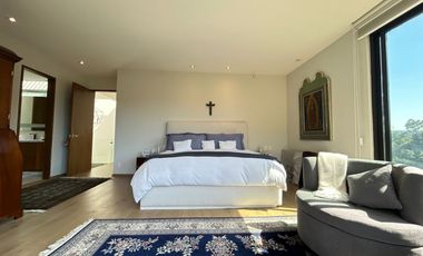 CASA EN VENTA Y/O EN RENTA MODERNA CON TERRAZA, VISTA ESPECTACULAR Y SEGURIDAD