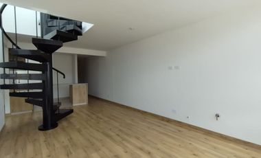 Lindo apartamento con excelente iluminación natural y amplios espacios.
