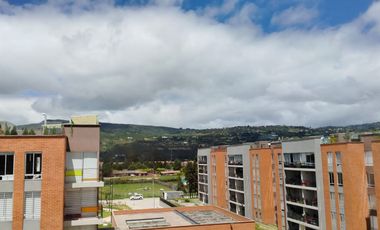 Lindo apartamento con excelente iluminación natural y amplios espacios.