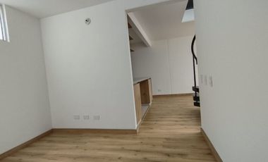 Lindo apartamento con excelente iluminación natural y amplios espacios.