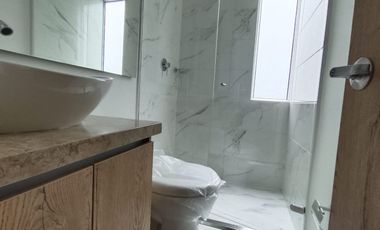 Lindo apartamento con excelente iluminación natural y amplios espacios.