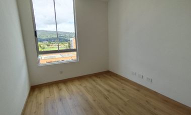 Lindo apartamento con excelente iluminación natural y amplios espacios.