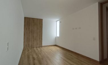 Lindo apartamento con excelente iluminación natural y amplios espacios.