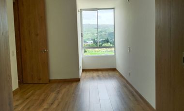 Lindo apartamento con excelente iluminación natural y amplios espacios.