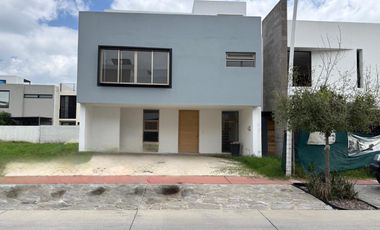 Soare II Casa NUEVA en RENTA Coto con Alberca