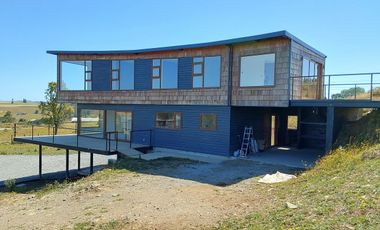 Se vende amplia casa nueva a sólo 5 km de Frutillar