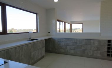 Se vende amplia casa nueva a sólo 5 km de Frutillar