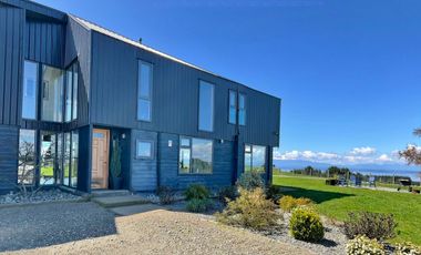 Tierra de Colonos Propiedades vende casa con espectacular vista al lago en el Sur de Chile