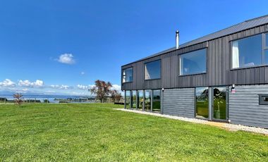 Tierra de Colonos Propiedades vende casa con espectacular vista al lago en el Sur de Chile
