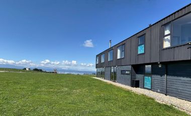 Tierra de Colonos Propiedades vende casa con espectacular vista al lago en el Sur de Chile