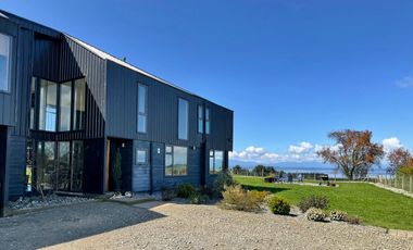 Tierra de Colonos Propiedades vende casa con espectacular vista al lago en el Sur de Chile
