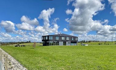 Tierra de Colonos Propiedades vende casa con espectacular vista al lago en el Sur de Chile