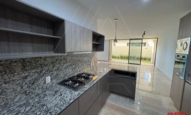 HERMOSA CASA NUEVA EN PARQUES VALLARTA