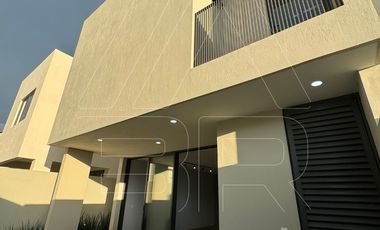HERMOSA CASA NUEVA EN PARQUES VALLARTA