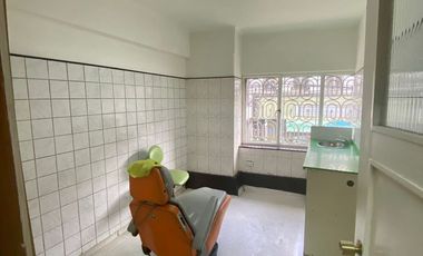 Se arrienda amplia oficina en Galería Hotel Prat, Valparaiso.