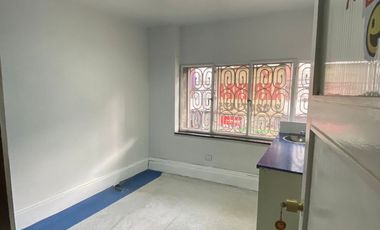 Se arrienda amplia oficina en Galería Hotel Prat, Valparaiso.