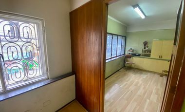 Se arrienda amplia oficina en Galería Hotel Prat, Valparaiso.