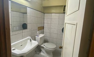 Se arrienda amplia oficina en Galería Hotel Prat, Valparaiso.