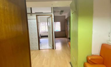 Se arrienda amplia oficina en Galería Hotel Prat, Valparaiso.